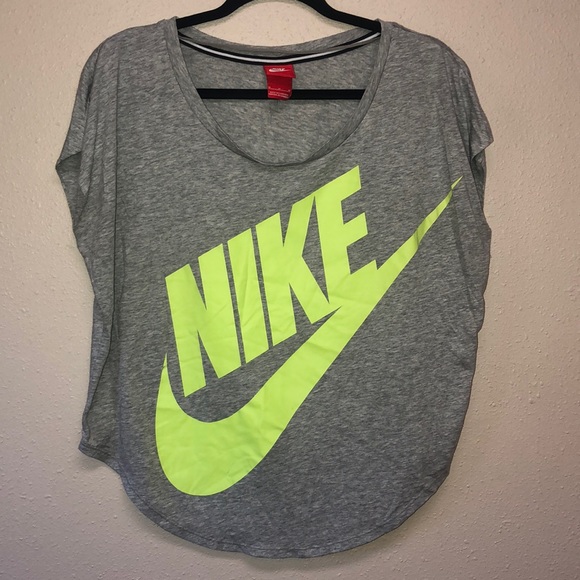 Nike Tops - NIKE Women’s Short Sleeved Shirt